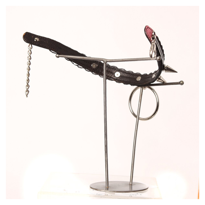 COLLAR DE PINCHOS ROSA Y NEGRO CON ANILLA CENTRAL.